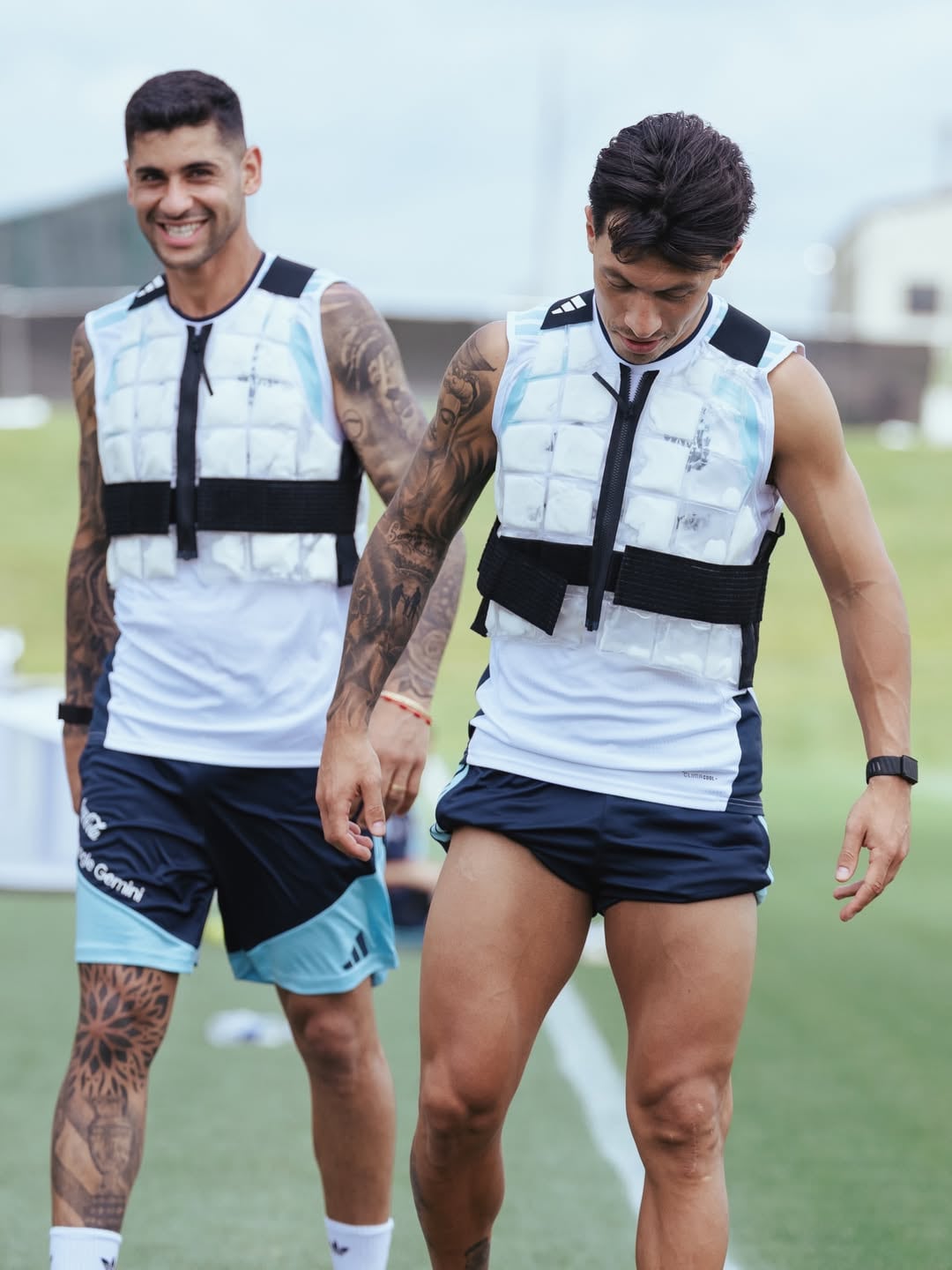 La Selección Argentina utilizó chalecos refrigerantes durante la recuperación tras la victoria frente a Argelia