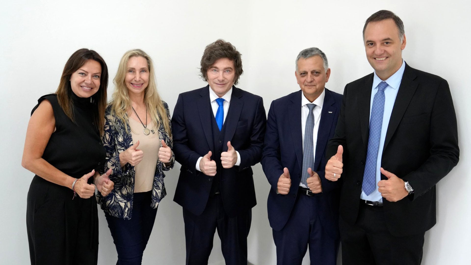 El jefe de Gabinete junto a Javier y Karina Milei, Sandra Pettovello y Horacio Marín, presidente de YPF