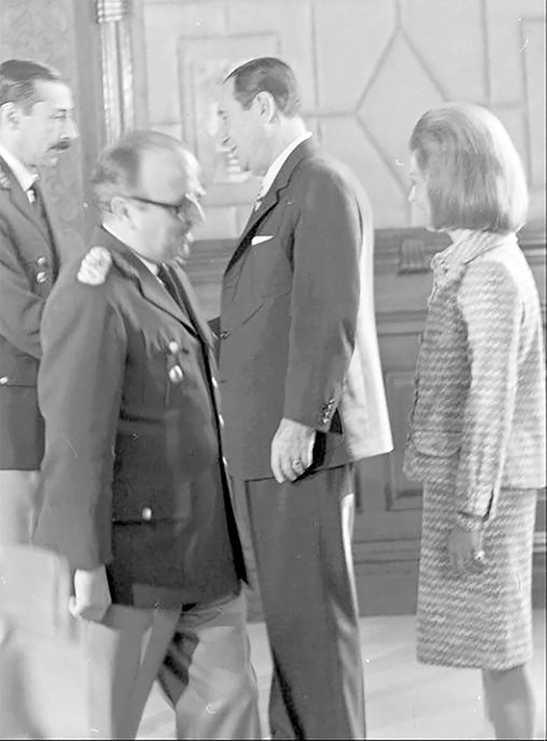 Ceremonia en la Casa Rosada: Juan Perón saluda a Jorge R. Videla y el general Alberto Laplane a Isabel Martínez de Perón