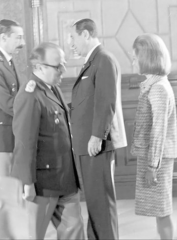 Ceremonia en la Casa Rosada: Juan Perón saluda a Jorge R. Videla y el general Alberto Laplane a Isabel Martínez de Perón