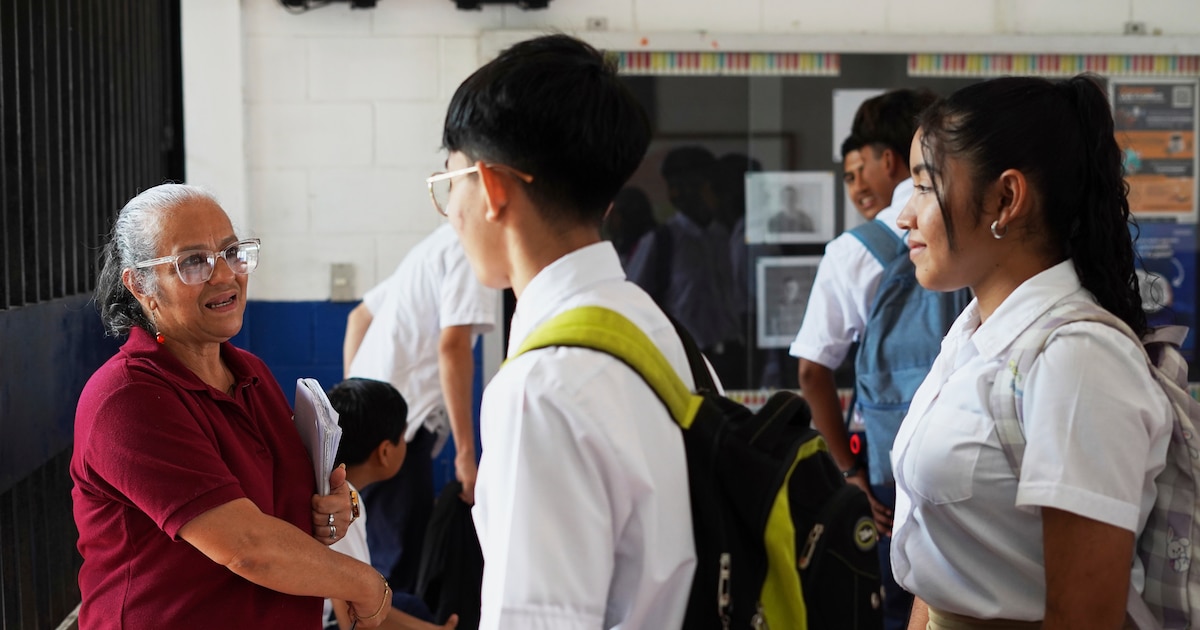 “Por favor, “gracias”, “buenos días”: las nuevas reglas para los alumnos en El Salvador anunciadas por el gobierno de Bukele