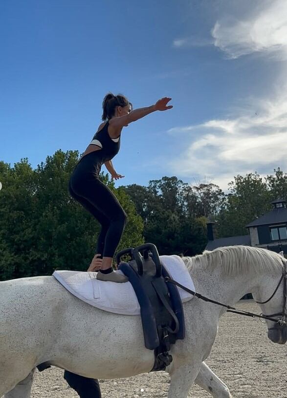 De pie sobre un caballo, María Susini practica el equilibrio físico y mental (Instagram)