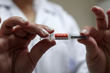 Hasta ahora China autorizó que dos tipos de vacunas experimentales aún sin homologar de la empresa Sinopharm fueran recibidas por casi un millón de trabajadores y estudiantes que debían viajar al extranjero (Reuters)