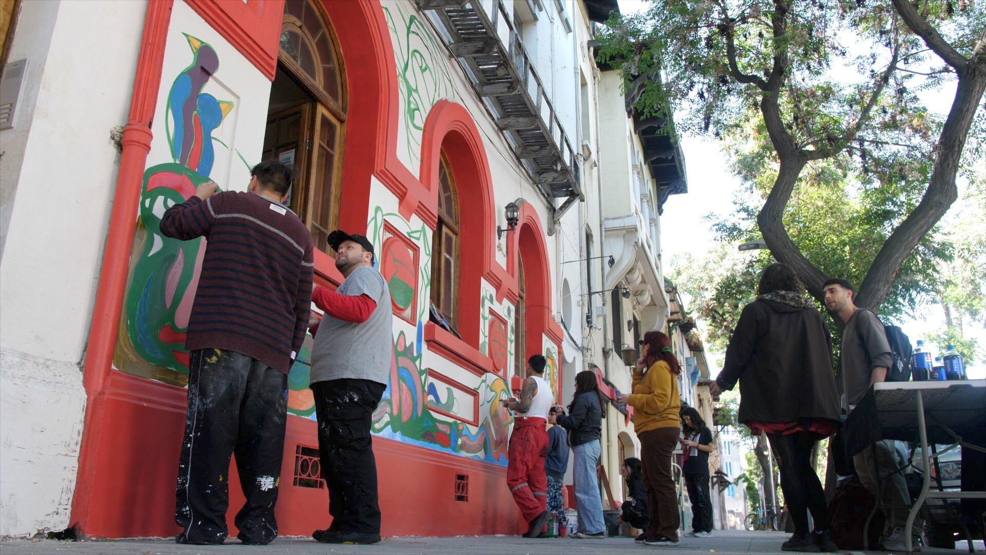 Fotografía del 25 de octubre de 2025, de una integrante de la Brigada Ramona Parra (BRP), realizando un mural en Santiago (Chile).