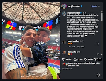 Captura de pantalla de una red social donde un hombre abraza a un niño en las gradas de un estadio deportivo cubierto