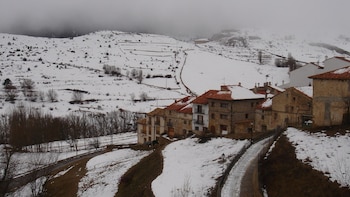 El pueblo turolense de Valdelinares nevado