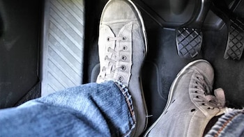 Tu pie izquierdo puede desgastar una pieza muy importante del coche sin que te estés dando cuenta