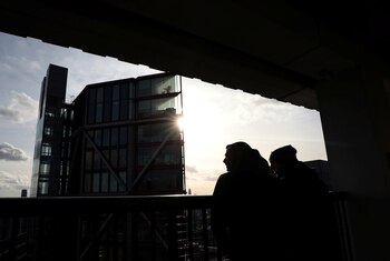 Visitantes desde la terraza de la galería Tate Modern, observan los edificios vecinos de lujo. El mirador de la discordia (Foto: REUTERS/Hannah McKay)