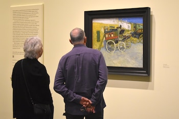 Personas observan la pintura 'Tarascon