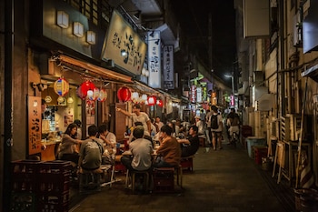 Clientes comen y beben en