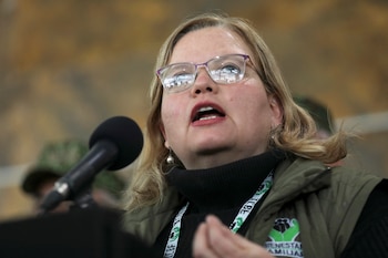 En una reunión, una funcionaria