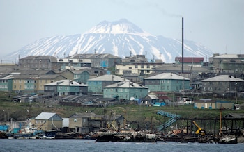 Vista de la isla Kunashiri, una de las cuatro islas que Rusia llama Kuriles del Sur y Japón considera parte de sus Territorios del Norte (REUTERS/Kyodo/Archivo)