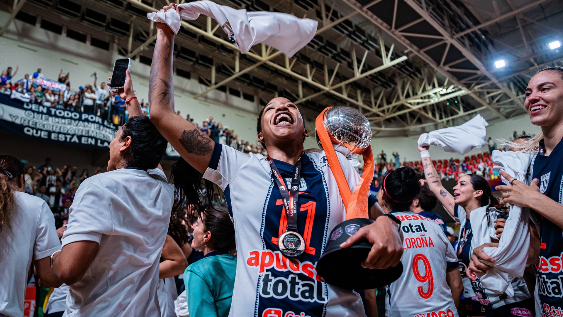 Clarivett Yllescas celebrando el tricampeonato con Aliana Lima. Crédito: FPV