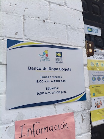 Las autoridades piden entregar la ropa limpia y separada para mujer, hombre, niño o niña, y recomiendan priorizar la donación de ropa de hombre - crédito Alcaldía de Bogotá