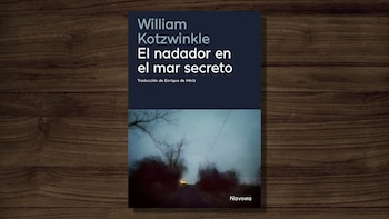 Título: El nadador en el mar secreto. Autor: William Kotzwinkle. Traductor Enrique de Hériz. Logo Navona. Paisaje oscuro con árboles. Superficie de madera