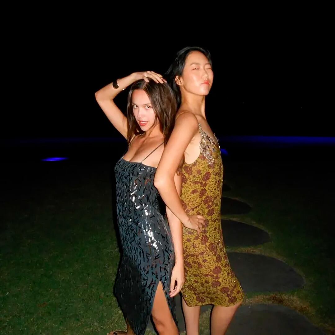 Olivia Rodrigo junto a su amiga utilizando el vestido (@oliviarodrigo)