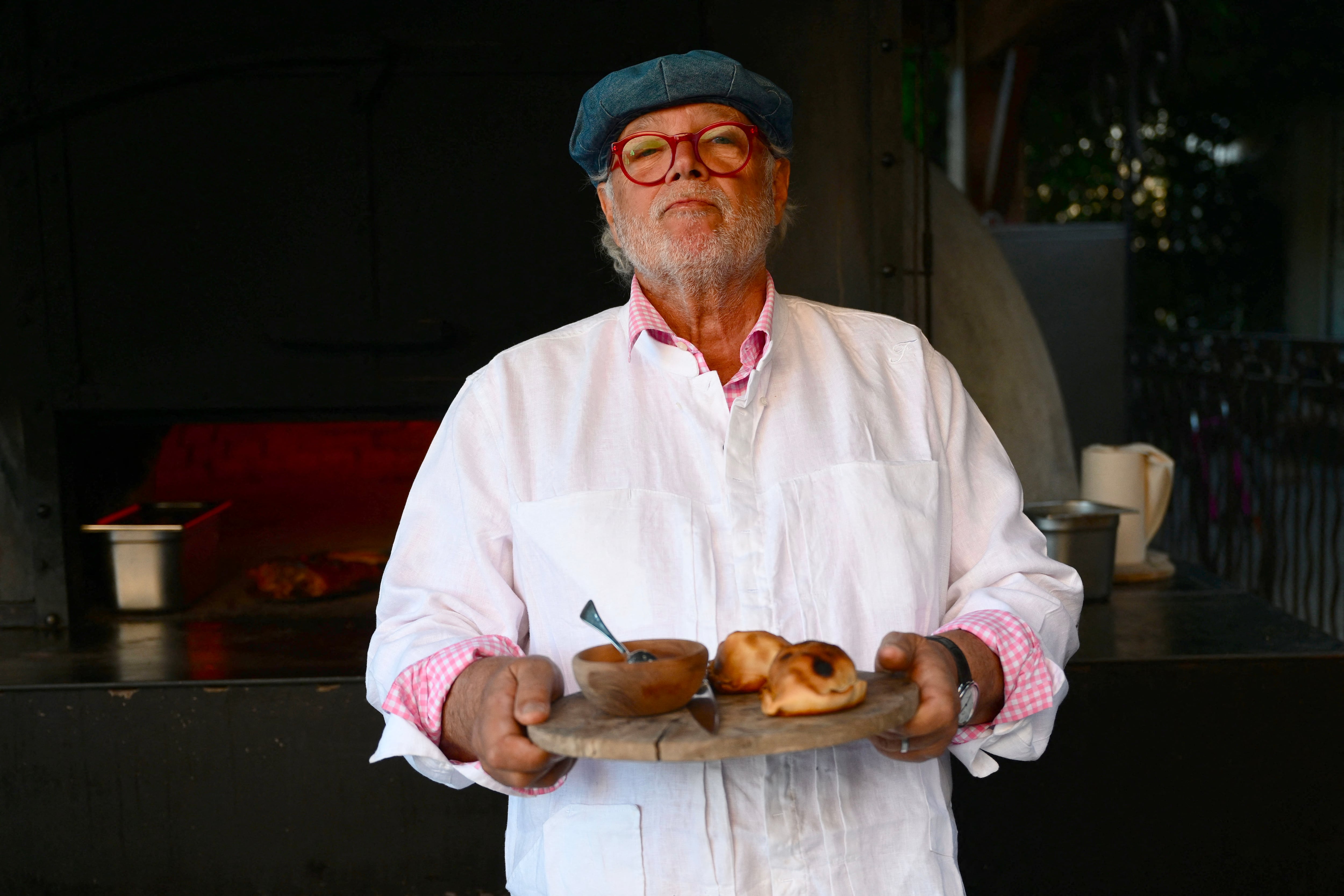 Francis descubrió su amor por la costura durante la adolescencia (Christophe SIMON / AFP)