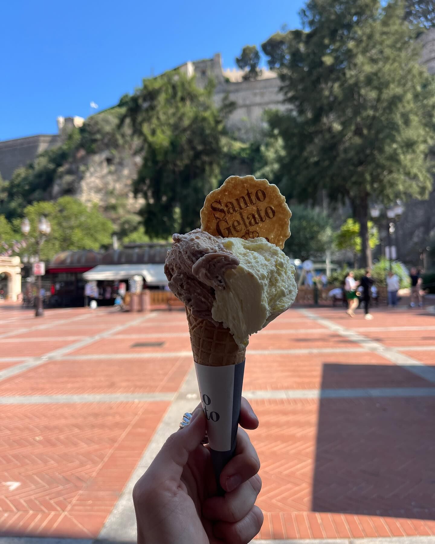 La heladería de La Condamine en Mónaco se volvió el escenario cotidiano del noviazgo fuera del circuito tenístico