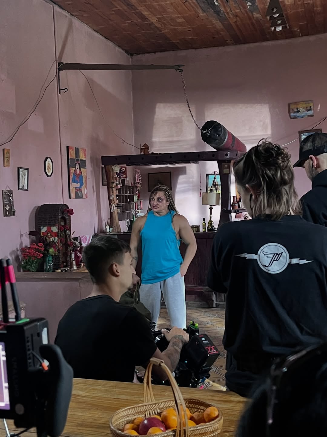 La actriz Delfina Pulen, quien interpreta a la hija de la Locomotora Oliveras, filma una escena de 'En El Barro' en un estudio con el equipo de producción.