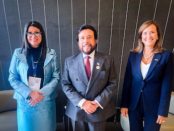 Gisela Sánchez, presidenta del BCIE, reconoce los avances económicos y sociales de El Salvador frente a autoridades salvadoreñas./ (Redes Félix Ulloa)