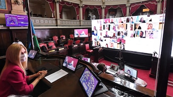 Verónica Magario presidiendo el Senado