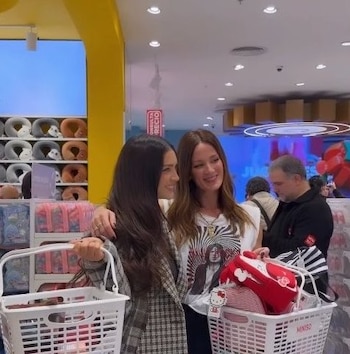 El reencuentro en un atelier de moda fue el escenario del primer abrazo que sorprendió a las redes sociales y a sus seguidores