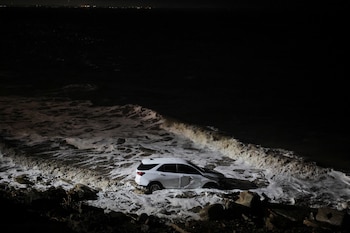 Los meteorólogos señalan que la amenaza de fuego persiste en los condados de Los Ángeles y Ventura ante la presencia de los vientos Santa Ana (REUTERS/Daniel Cole)