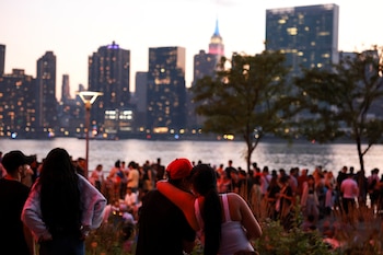 El espectáculo de fuegos artificiales de Macy’s se realiza desde 1976 y en 2026 celebrará al mismo tiempo su 50° edición y el 250° aniversario de la Declaración de Independencia. (REUTERS/Amr Alfiky)