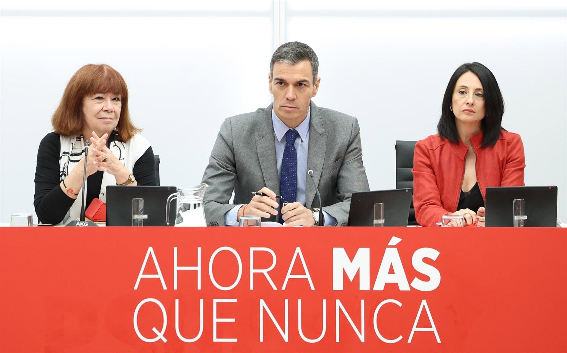 Pedro Sánchez, Cristina Narbona y Rebeca Torró. (Marta Fernández/Europa Press)