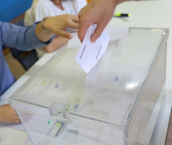 09/06/2024 Una persona ejerce su derecho a voto en el colegio público La Navata, a 9 de junio de 2024, en Galapagar, Madrid (España). Hoy tienen lugar las elecciones europeas de 2024 en España. Más de 38 millones de españoles están llamados a pasar por las urnas en unos comicios en los que se eligen a 61 eurodiputados al Parlamento Europeo. El partido político más numeroso es el Partido Popular Europeo, con 177 parlamentarios, seguido del Grupo de la Alianza Progresista de Socialistas y Demócratas (143), mientras que el más pequeño es el grupo de la Izquierda, con 37 representantes.
POLITICA
Marta Fernández Jara - Europa Press
