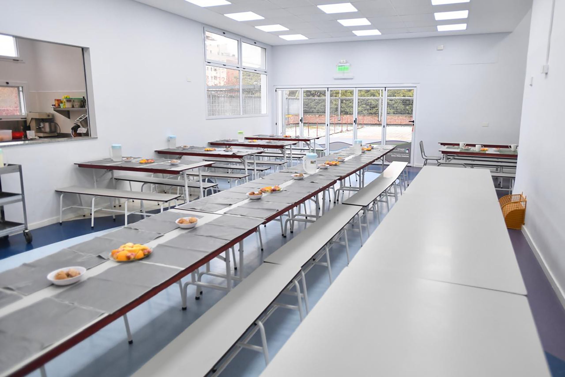 El comedor preparado para recibir a los chicos