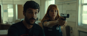 Alejo Sauras y Maggie Civantos en 'Kraken. El libro negro de las horas'.