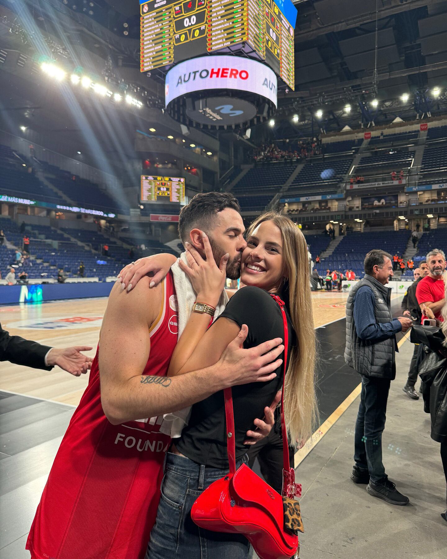 Luca Vildoza besa a su mujer, Milica Tasic, tras un partido de básquet (Instagram @milicatasic12)