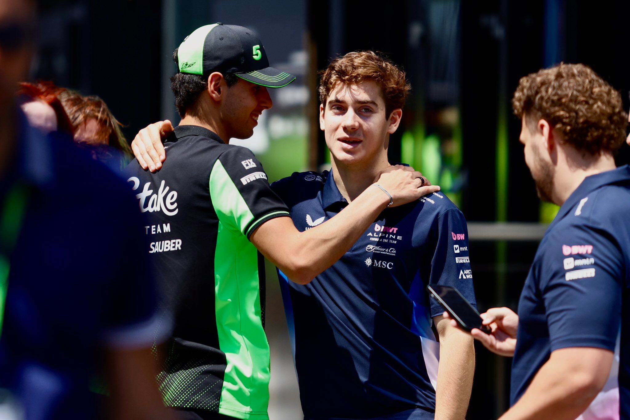 El saludo entre dos viejos amigos como Bortoleto y Colapinto