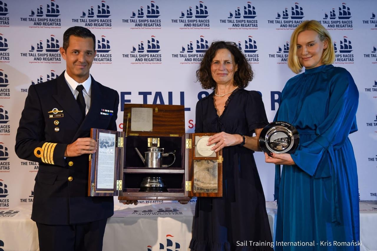 La copa fue recibida por el Capitán de Navío Ariel Gestoso