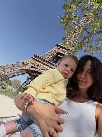 El carrusel de fotos de Ailén Cova y su hija Alaia en París