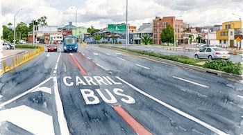 Acuarela de una avenida asfaltada con la leyenda CARRIL BUS pintada en el suelo, un autobús azul, automóviles, edificios y vegetación.