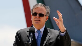 Ebrard viajó a Italia para