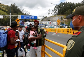 Un grupo de haitianos cruza