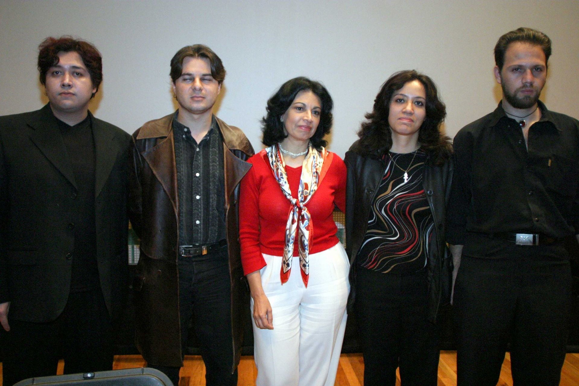 MEXICO, D.F.20AGOSTO2004.-Manuel Santillan, Jean Dubois, Ana Cruz Navarro, Edna Campos y Eduardo Santillan antes de comenzar la conferencia para presentar el