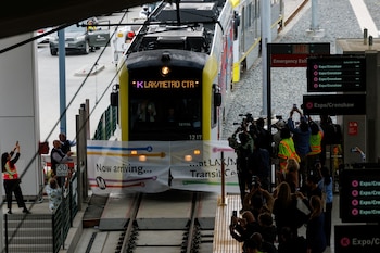 Llega el primer tren mientras Los Ángeles celebra la inauguración de la estación LAX/Metro Transit Center en Los Ángeles, California, EE. UU., el 6 de junio de 2025
REUTERS/Mike Blake