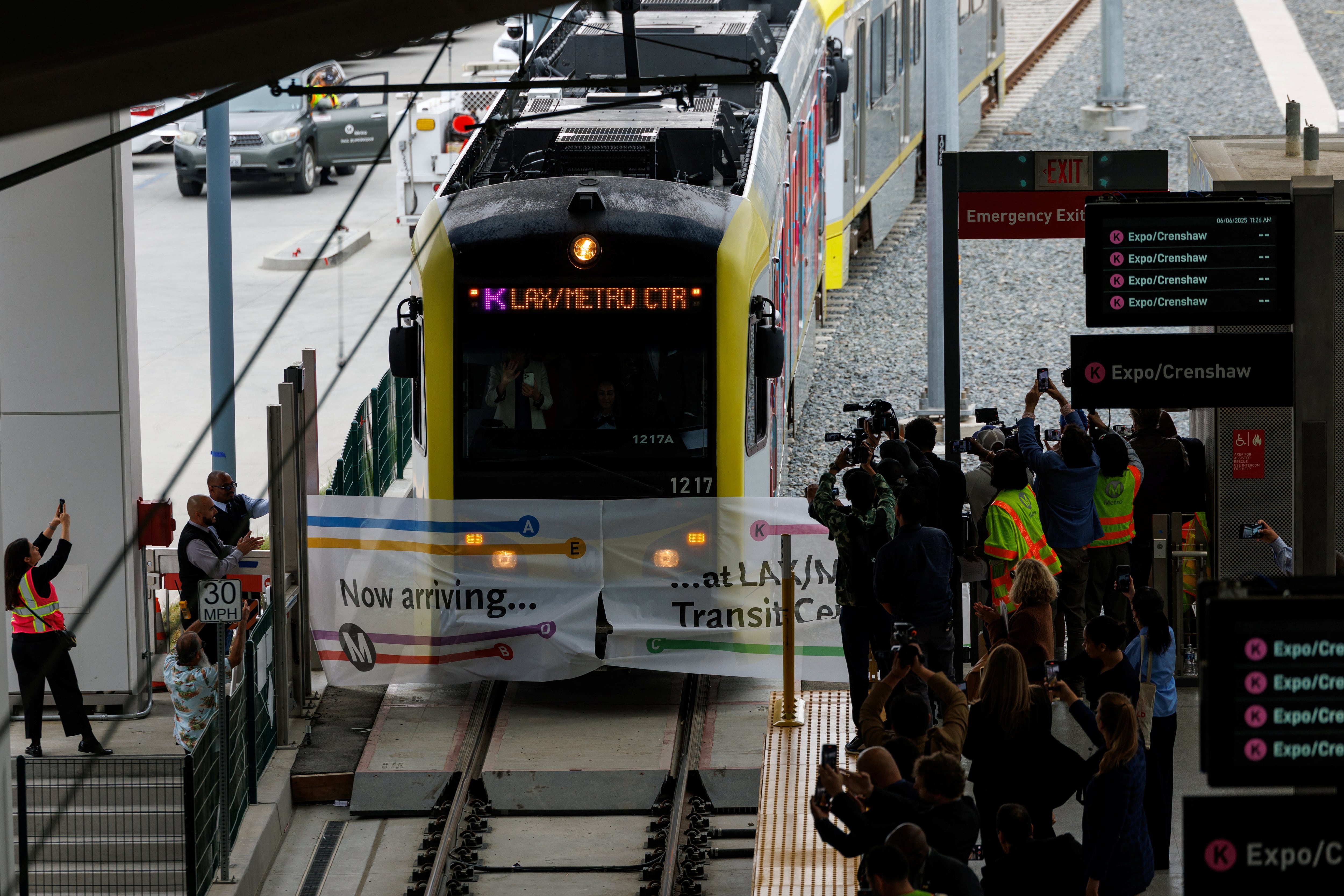 Llega el primer tren mientras Los Ángeles celebra la inauguración de la estación LAX/Metro Transit Center en Los Ángeles, California, EE. UU., el 6 de junio de 2025
REUTERS/Mike Blake