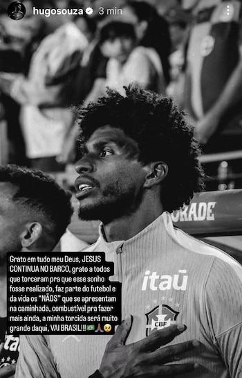 Imagen en blanco y negro de Hugo Souza, portero brasileño, con camiseta de la selección, mirando hacia arriba con la mano en el pecho