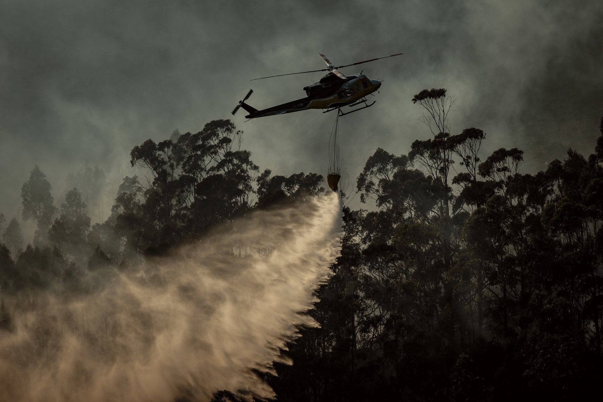 21/09/2026 Un helicóptero trabaja en las tareas de extinción del incendio de Porto do Son, a 21 de septiembre de 2026, en Porto do Son, A Coruña, Galicia (España). Un incendio forestal se encuentra activo en el municipio coruñés de Porto do Son este lunes, en el cual trabajan varios medios de extinción. La Consellería do Medio Rural explica que el fuego se inició a las 14,42 horas en la parroquia de Ribasieira. Por el momento no hay estimación de superficie afectada. El fuego ha provocado una columna de fuego visible desde diferentes puntos de la comarca de O Barbanza.SOCIEDAD Agostime - Europa Press