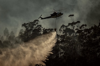 21/09/2026 Un helicóptero trabaja en las tareas de extinción del incendio de Porto do Son, a 21 de septiembre de 2026, en Porto do Son, A Coruña, Galicia (España). Un incendio forestal se encuentra activo en el municipio coruñés de Porto do Son este lunes, en el cual trabajan varios medios de extinción. La Consellería do Medio Rural explica que el fuego se inició a las 14,42 horas en la parroquia de Ribasieira. Por el momento no hay estimación de superficie afectada. El fuego ha provocado una columna de fuego visible desde diferentes puntos de la comarca de O Barbanza.
SOCIEDAD
Agostime - Europa Press
