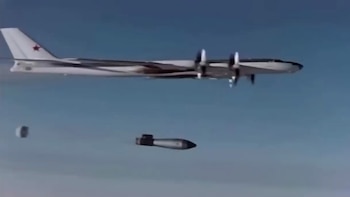 Un bombardero Tupolev Tu-95 recibió modificaciones estructurales y pintura reflectante para arrojar el artefacto nuclear mediante un paracaídas