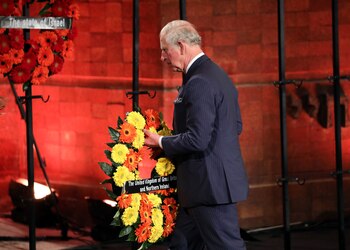 El príncipe Carlos de Gales, hijo de la reina Isabel II del Reino Unido, lleva una corona de flores al escenario: "El tiempo de prácticamente una vida ha pasado desde que el horror del holocausto tuvo lugar en el continente europeo, y lamentablemente aquellos que fueron testigos de ello son cada vez menos. Debemos, en consecuencia, comprometernos a asegurarnos que sus historias sobrevivan, que sean conocidas y entendidas por cada generación que les siga", expresó. Foto: Abir Sultan/REUTERS