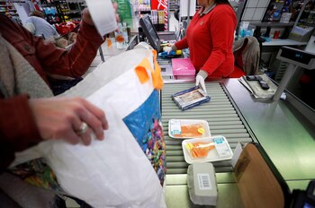 Se puede realizar con la bolsa de un supermercado, las reutilizables de polipropileno (REUTERS)