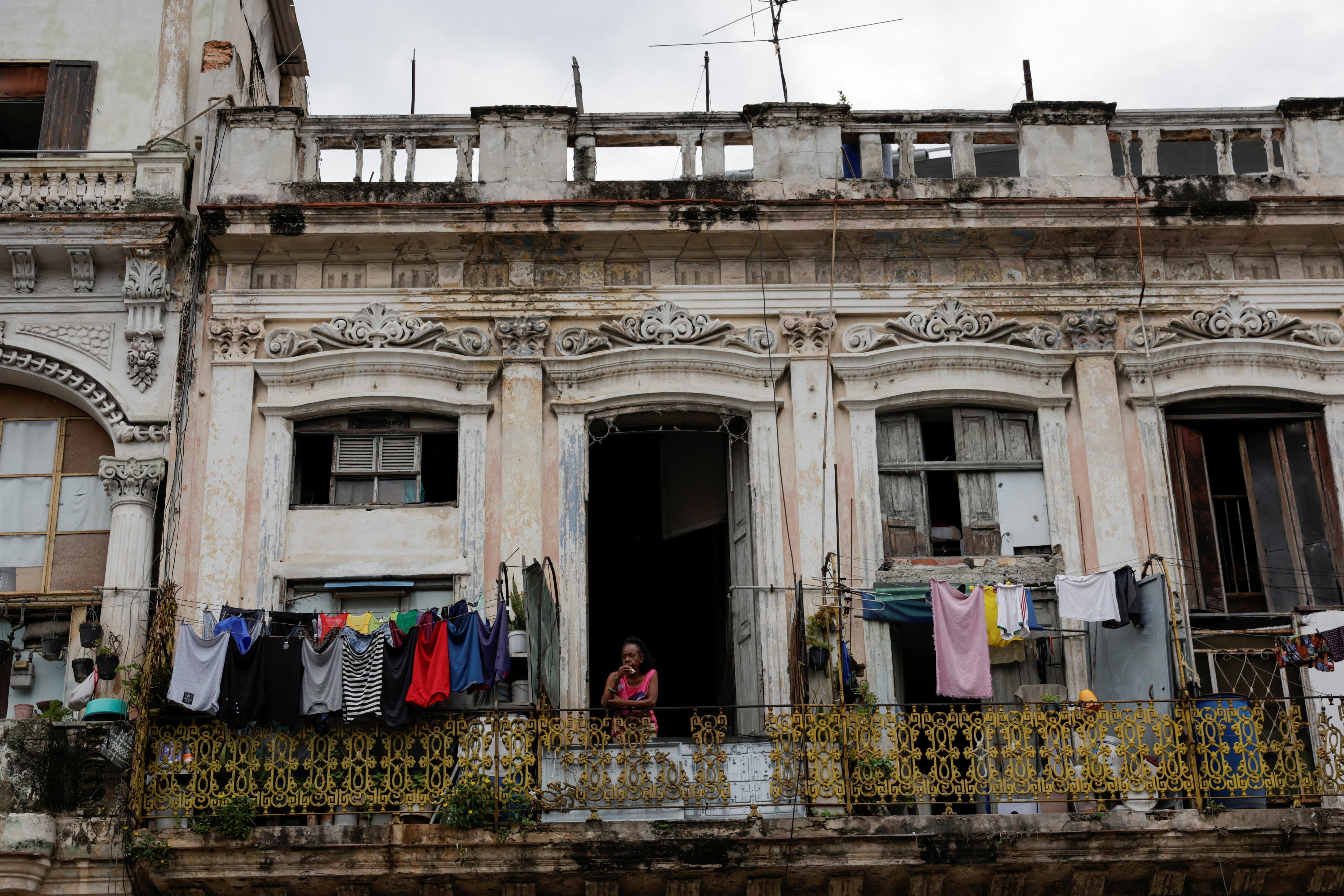 La Habana enfrenta una crisis cotidiana por la escasez de agua, los cortes eléctricos, la falta de medicamentos y el alza de los alimentos. (REUTERS/Norlys Perez)