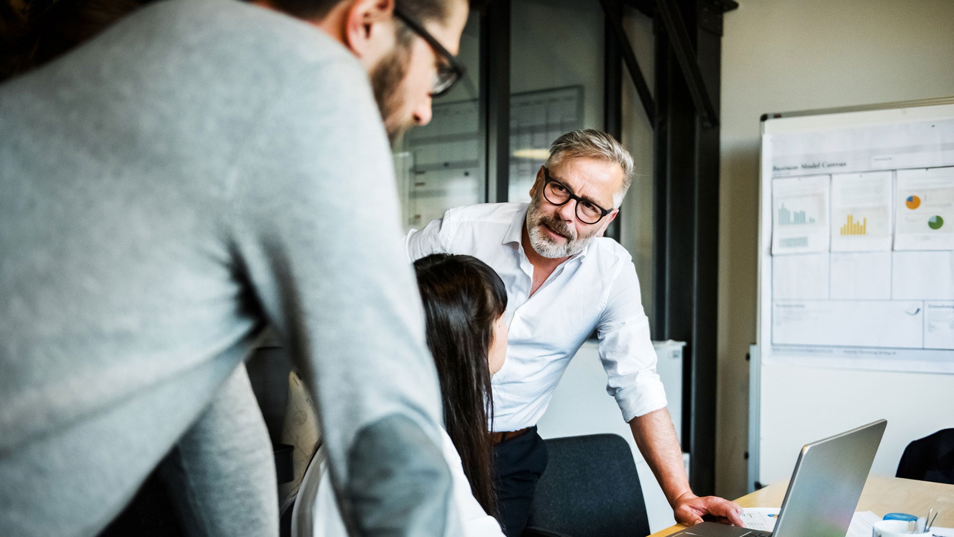 Las firmas jurídicas medianas y grandes en Perú podrían convertir decenas de horas mensuales en ingresos mediante sistemas legaltech.